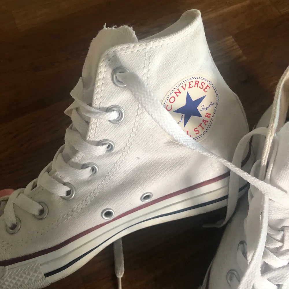 Helt oanvända converse i storlek 37, fel storlek för mig men fick i present för något år sen så har bara stått i min garderob. Köparen står för frakt, pris kan diskuteras. . Skor.