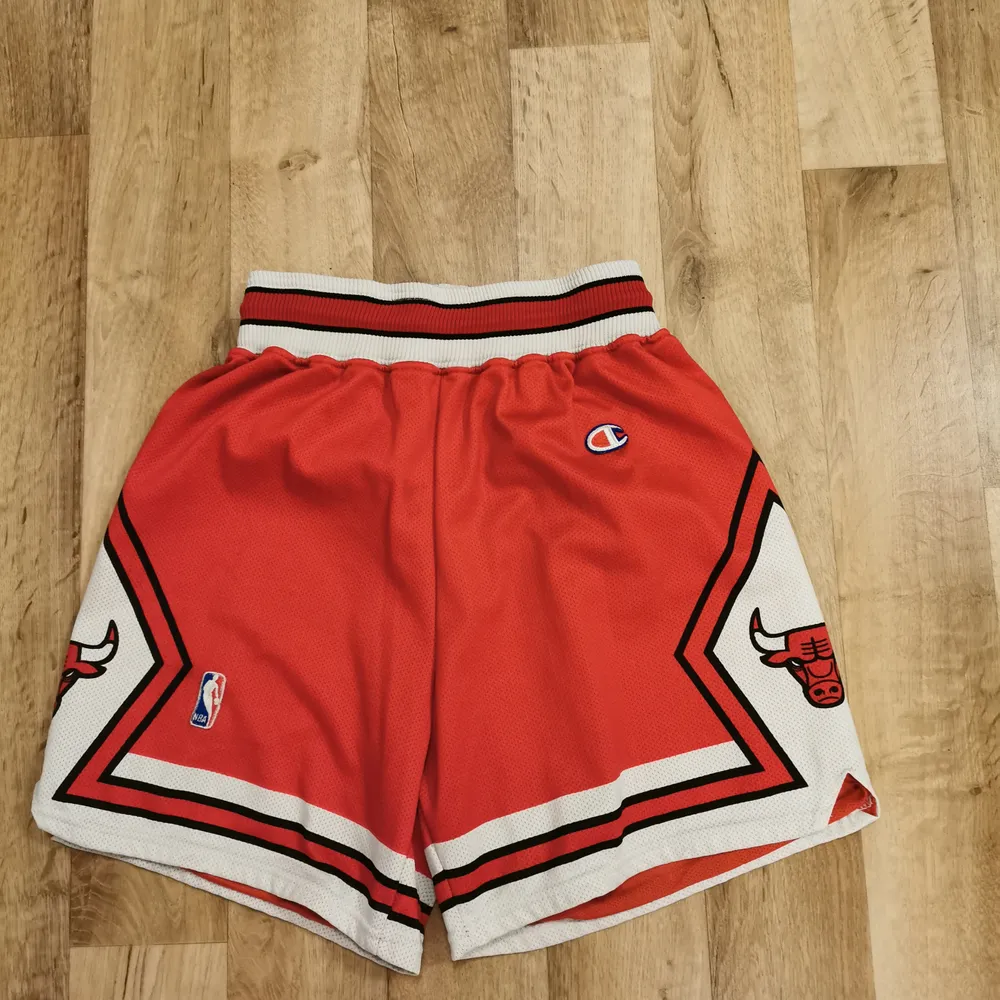 INTRESSEKOLL Vintage shorts som köptes av min pappa under 90-talet. Det syns knappt att de är använda. Storleken är S, med resor i midjan, finns även snörning. , skulle säga att de passar xs-m. Kom med bud! Brukar gå för $100. Shorts.