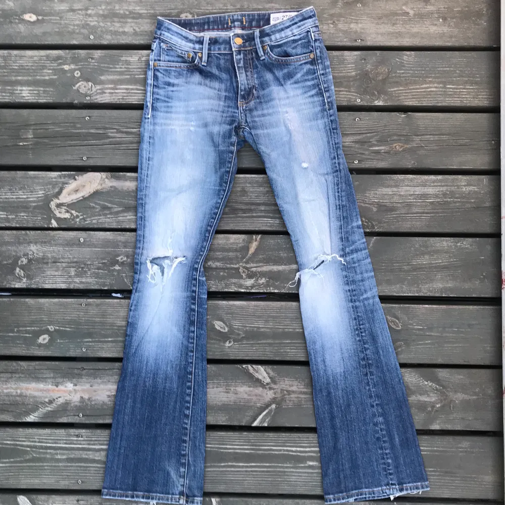 Jag säljer dessa eftersom jag gått upp i vikt och inte längre kan använda de, de är stretchiga i materialet.. Jeans & Byxor.