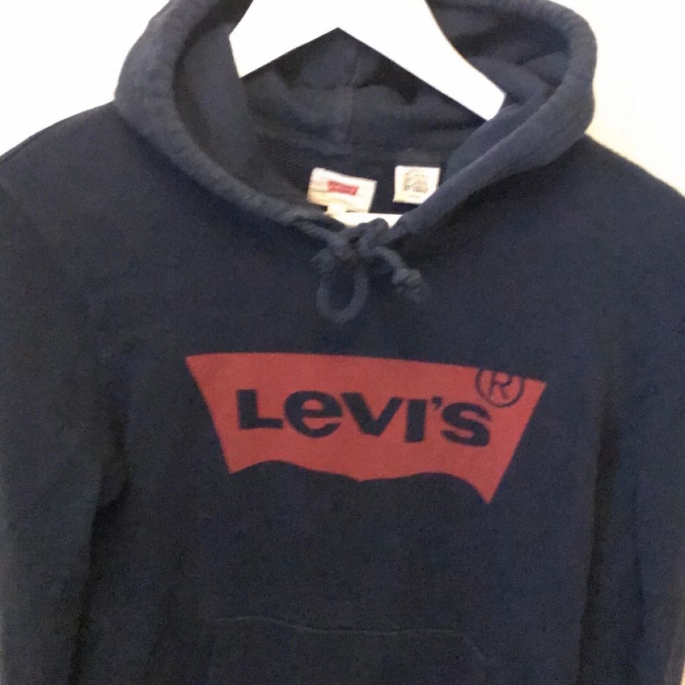 Jätte fin levi’s hoodie i en marinblå färg💕 köparen står för frakten💖. Huvtröjor & Träningströjor.