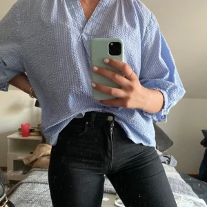 Fluffig blus - Denna snygga blus som är rätt så fluffig i modellen säljs nu då den aldrig är använd.För mig som är en S i vanliga fall så är den för stor så skulle säga att den funkar för större storlekar!                      Pris:110kr(priset är inkl frakt!)💕