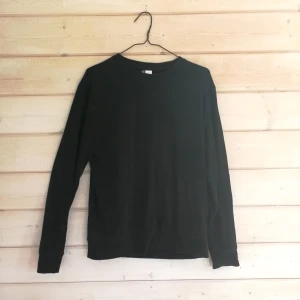 Crewneck tröja  - Svart crewneck tröja från hm. Skicka mot frakt. Obs, finns hund i hemmet. 