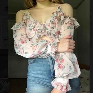 Topp  - Underbar topp från H&M conscious, storlek 36. Inköpspris var mellan 300-350, aldrig använd men lapparna är tyvärr bortklippta. Otroligt tyg och fantastiska detaljer som får den att kännas lyxig 💗🌸🔥