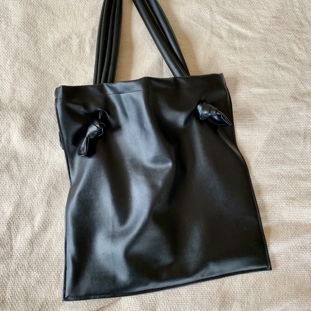 INTRESSEKOLL på denna ”lädertygpåse” som jag sytt själv. Extremt fin och unik, aldrig sett någon likadan väska. Rymlig och simpel, men mycket roligare än en vanlig tygkasse! Hör gärna av er vid intresse🥰 (veganskt läder). Väskor.