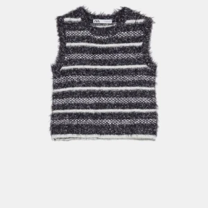 Väst från zara - Säljer denna så fina mysiga väst från zara tycker verkligen om den men den kommer ej till användning för mig, endast använd 2 gånger🥰👍🏼 köparen står för frakten 