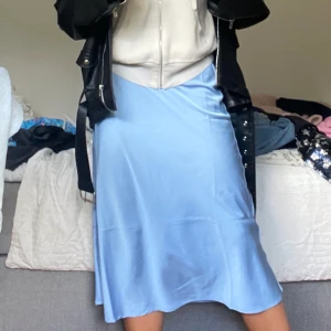 Satinkjol - Blå satinkjol från veromoda, oanvänd då den är lite för stor. Har prislapp kvar