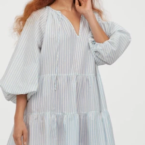 Slutsåld strand klänning från h&m!  - Jättefin strandklänning från h&m! Väldigt populär och helt slutsåld. I storlek S, men passar XS-L för den är oversized! Helt oanvänd, prislapp kvar! Säljer samma klänning fast i gult också! Skriv för fler bilder eller frågor!!⚡️😋😋 (frakt ingår!!)