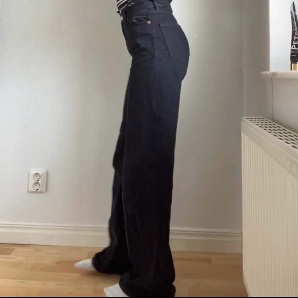 Assnygga svarta jeans i modellen yoko från monki, köpare står för frakt🥰✨. Jeans & Byxor.