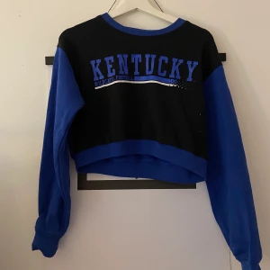 High school-tröja - Supersnygg tröja som jag köpte på Beyond Retro i London för snart tre år sen. Använd ett par gånger sen dess och är i mycket bra skick med tanke på att den är second hand. Verkligen ett fynd!