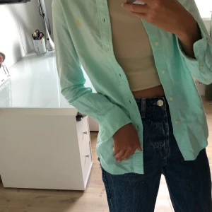 Skjorta - Så fin Ralph lauren skjorta som jag älskar att ha som kofta. Väldigt till sommaren, sen så ser man riktigt brun ut i den😆 Frakt tillkommer📦