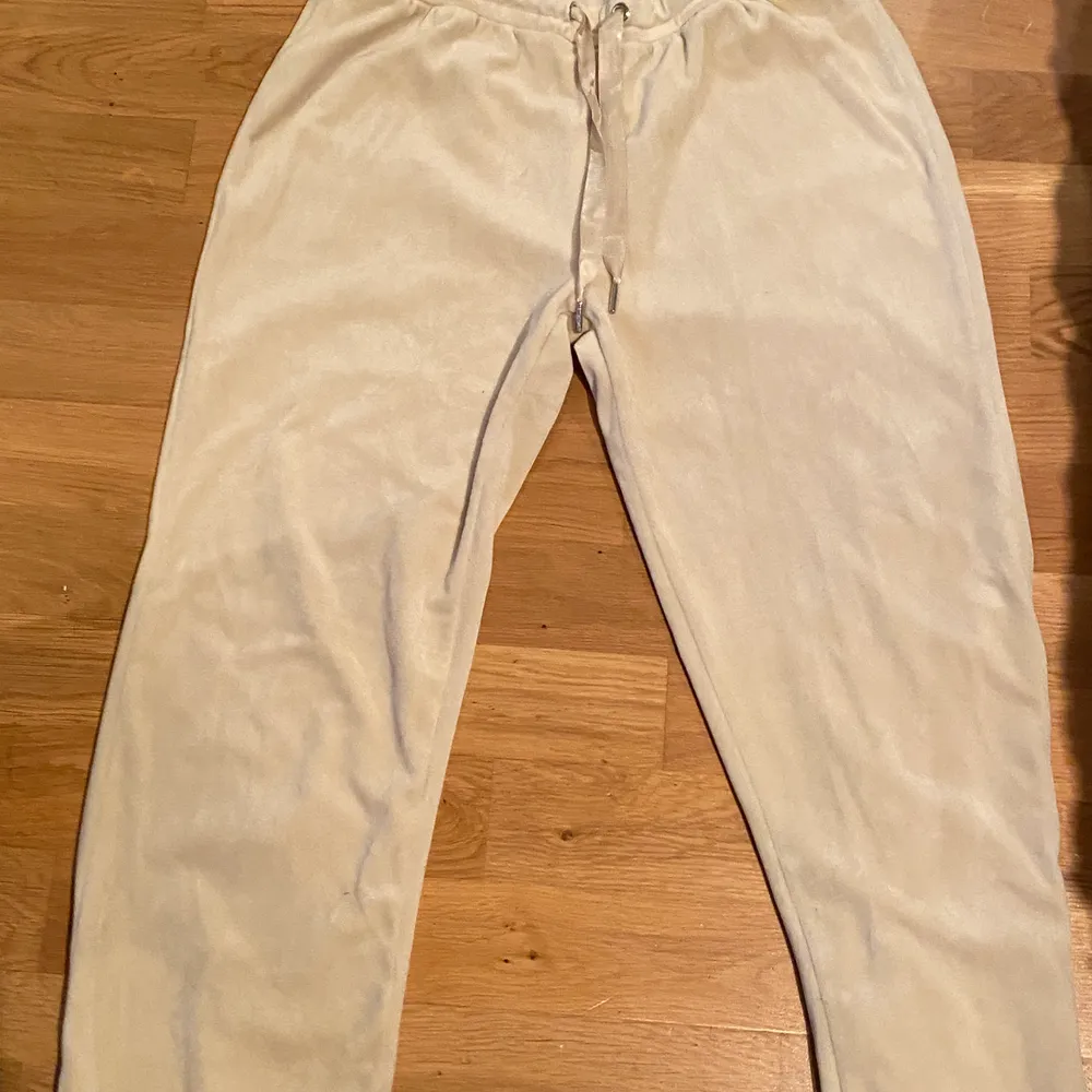 Säljer dessa trendiga mjukis byxor från Gina då dom var för korta är 172cm (väldigt dåliga bilder så skicka dm för bättre) men i nytt skick och säljer dessa för 50 + frakt (nypris 200kr) . Jeans & Byxor.