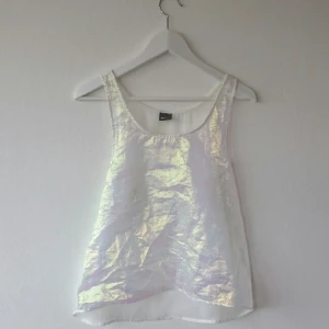  - Superfint linne som glimmar i olika nyanser av rosa pärlemor. Ryggen är transparent och gjort av något mjukt och följsam tyg som ger ett snyggt fall. Jag som har small har kunnat ha den, så skulle säga att den passar alla mellan strl 34 och strl 40. 