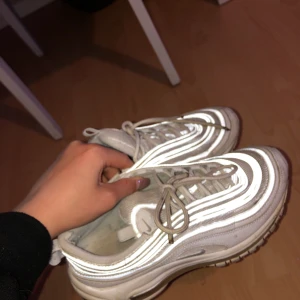 Nike Air Max 97 - ❗️intressekoll❗️ 97or, använda i ett halvår. har liten slitning vid hälen, märks ej av/känns inte. kan tvättas flera gånger och ser då nästintill nya ut. pris går att diskutera, skriv vid intresse ✨