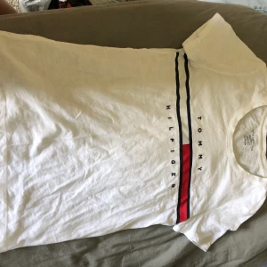 Timmy Hilfiger t-shirt  - Bra skicka använd fåtal gånger eftersom den är lite tajt 