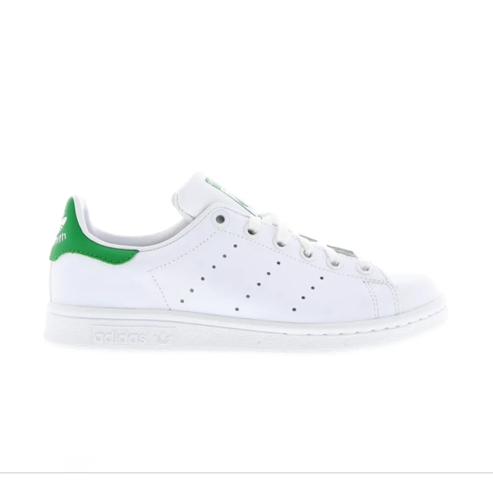 Oanvända Stan Smith, helt nya. Stan Smith i storlek 36 2/3, Jätte tråkigt att jag köpte fel storlek. Enkla skor, matchar med allt!  Frakt ingår. Ny pris ligger runt 1000. Självklart är det bara att skriva för fler bilder.. Skor.