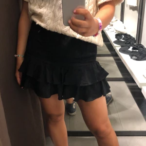 Kjol - Säljer min favoriiit kjol från Zara i storlek M men som passar mig som har Xs/S i vanliga fall, de har shorts inuti vilket är så skönt. Den är i mycket bra skick då jag köpte den för ungefär 2 veckor sen och den är helt slutsåld i affär. 💕