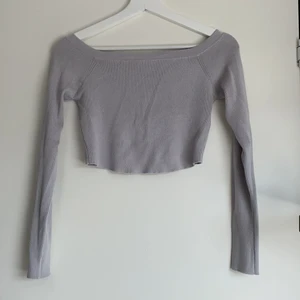 Off-shouldertröja - En jättesöt off-shouldertröja som är lite croppad. Endast använd en gång, så i princip nyskick. 