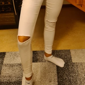 Jeans - Jätte fina lågmidjade jeans som är i ett stretchigt material. Inte genomskinliga alls då du inte behöver oroa dig att något ska synas. Aldrig använda då det bara har blivit så.❤frakten är inkluderat i priset