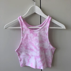 Tie dye färgat linne 6 - Ett supersnyggt tie-dye färgat linne i en croppad modell. Har aldrig använt så det är nyskick. Frakt tillkommer på 22kr. Eftersom dessa linnen är väldigt populära och många vill köpa är det viktigt att man kan swisha direkt! :) 
