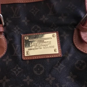Louie Vitton  - En mycket fin LouieVitton väska i väldigt fint skick. Jag erbjuder leverans 