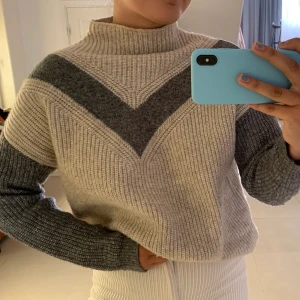 Stickad tröja från Mango  - Superfin och mysig tröja från Mango. Använd ett få antal gånger. Nypris 500kr. Köparen står för frakten (63kr) 🧡