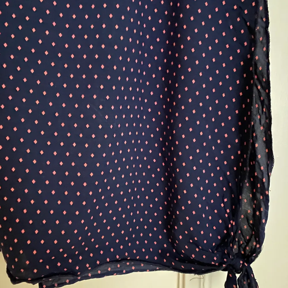 Top from pull&bear open on the sides. Color is blue with tiny pink rectangles. . Toppar.