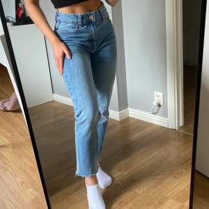 Slim jeans från Bershka i storlek 32. Knappt använda och i bra skick!🤩 Tveka inte vid frågor 😇 Köparen står för frakten (59kr)