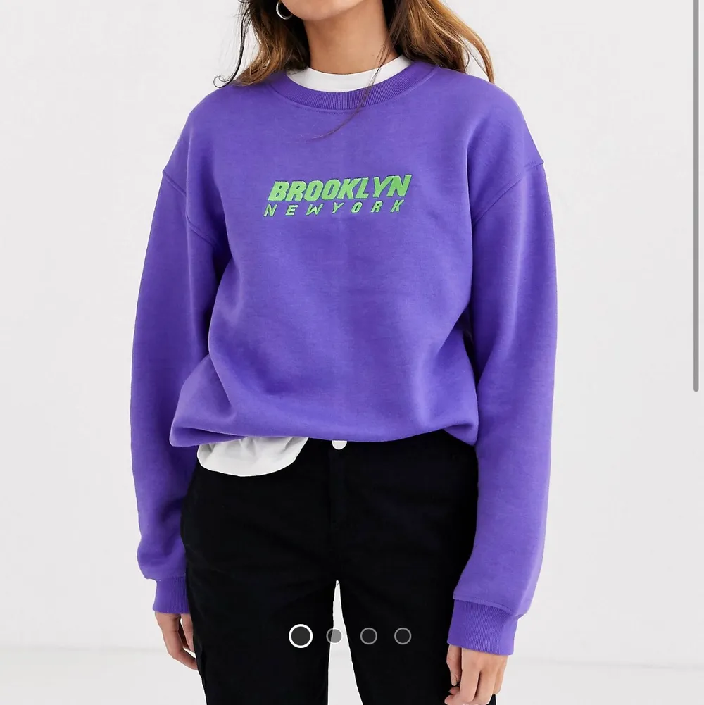 Helt ny sweatshirt köpt på asos, inte riktigt min stil så säljer den. Den är oversized så den passar xs-m beroende på önskad passform, från daisystreet. Buda i kommentarerna, bud avslutas tisdag 7 juli 20.00 (frakt 79 kr) . Tröjor & Koftor.