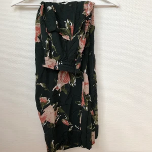 Byxor - Lite kortare byxor från weekday! Jag är 165. De är i bra skick 💘