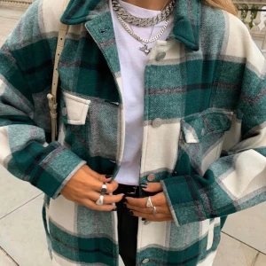 Rutig jacka - Bra skick! BUDA!! (Köpare står för frakt)