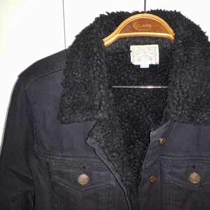 Svart fodrad jeansjacka  - Svart fodrad jeansjacka, storlek S 