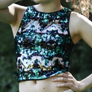 Glitter Party Crop Top  - Superfin Crop Top med paljetter, rivs inte vid armarna utan paljetterna är mjuka. Inga paljetter på ryggen. Mjukt material och stretchig. Finns i Malmö, alt. frakten betalas av köparen. 