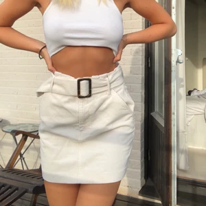 Manchester Kjol - Jättefin manchester kjol från Zara. Skärp som man spänner i mitten🌸💕 Jättebra skick, strl S