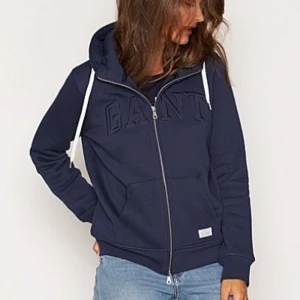 Gant Hoodie  - Marinblå dam Gant hoodie. Nypris 1295kr! Storlek S. Säljs för att den aldrig kommer till användning. Mitt pris 250kr, frakten ingår i priset!