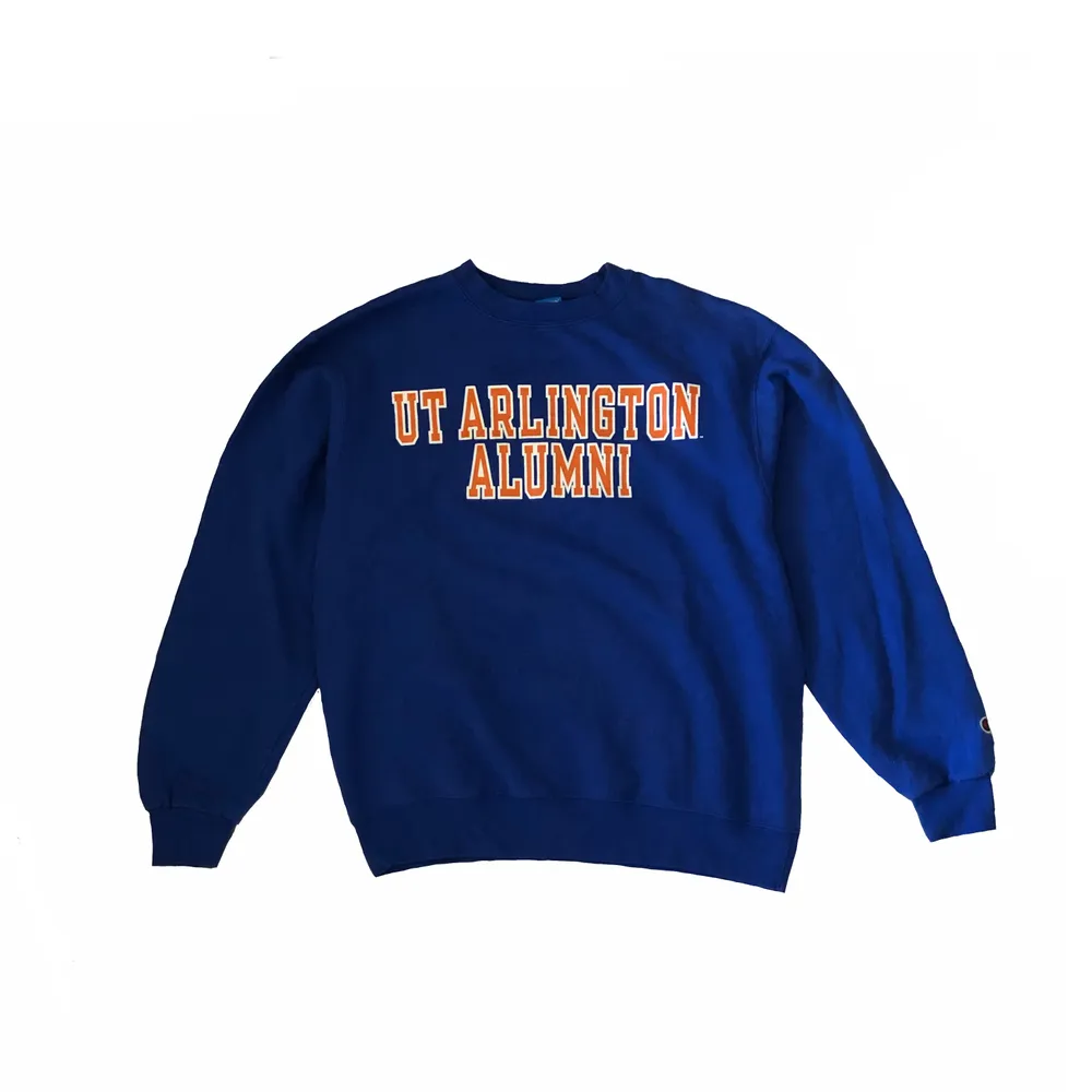 Vintage UT ”ARLINGTON ALUMNI” Champion Sweatshirt   Size Medium  Details Blue and Orange color  Price 300kr  Dm för frågor. Tröjor & Koftor.