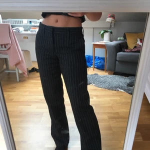 Svart randiga kostymbyxor  - Svarta kostymbyxor med smala vita ränder. Är lågmidjade. Jag är 155 och längden passar bra till min längd. Jag vet tyvärr inte vilket märket är då jag köpt dem second hand.