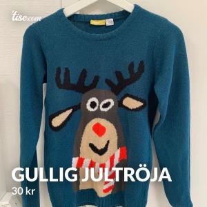 Jultröja  - Gullig jultröja i storlek 146/152, i fint skick! Frakt tillkommer och betalning sker via swish💓 Skicka ett meddelande om du har några frågor, vill diskutera pris eller om du vill ha fler bilder🤩🤩 