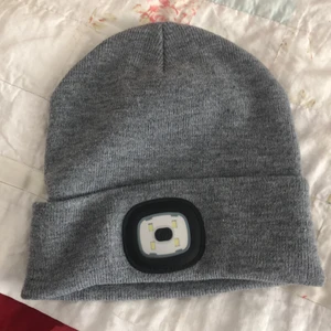 En mösa som lysser - En mössa med ficklampa på som är i jätte bra skick, aldrig använd. Väldigt varm och skön. Köparen får betala frakten 🤎