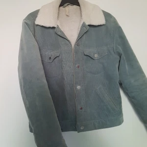 Jacka - En blå jacka med flufgig insida. Färgen kmr inte fram så bra på bild. Sparsamt använd men i bra skick. Köpte för 300. Stl.34 men fungerar till upp till en 38. Det tar emot att sälja men den används inte längre. Den behöver ett nytt hem.