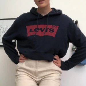 Levis mörkblå hoodie - Såå mysig och snygg Levis hoodie, jättebekväm. Sitter snyggt och lagom oversized på mig som är M