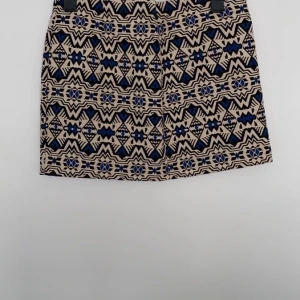 Beige kjol  - Beige kjol med blå detaljer. Kan sänka priset vid köp av flera plagg