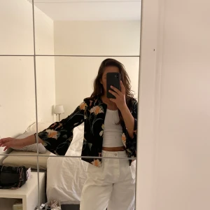 Blus från Zara  - Svart med blommigt mönster, armarna har en liten puff/ volang som ni ser på bild 1. Nytt skick, använt 1 gång.