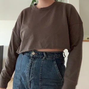 Magtröja från Missguides strl 40 - Jättesöt, mörkgrå, crop top i stretchigt material från missguided! Den kom i ett set där jag verkligen ville ha byxorna men säljer överdelen då jag antagligen inte kommer använda den. Helt ny och lappen sitter kvar! Säljer för 50kr☺️