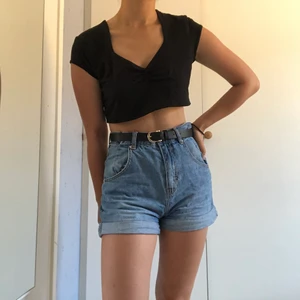 Svart croptop - En svart croptop i superskönt material som är likt luftigt och svalkande träningsmaterial, perfekt till sommaren.  Passar xs-m