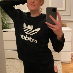 Adidas oversized sweatshirt 36 - Köpte tröjan för att jag tyckte att den var snygg & hade unika detaljer. Kom in i en period där jag bara köpte tjocktröjor, och det blev lite för många. Därför säljer jag denna.     Inte använd många gånger. (Stor i stl, har vanligtvis 38/40)