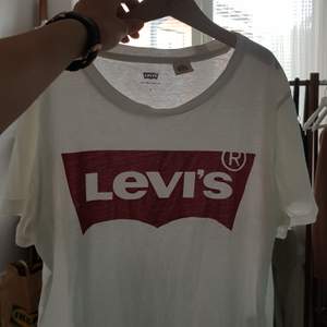 cool t-shirt från Levi's i jättebra skick! kommer tyvärr inte till användning längre. FRAKT INGÅR I PRISET🤪