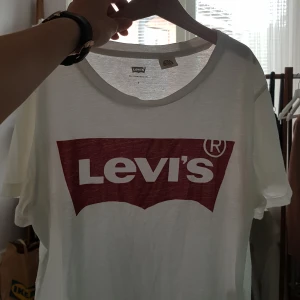 T-shirt  - cool t-shirt från Levi's i jättebra skick! kommer tyvärr inte till användning längre. FRAKT INGÅR I PRISET🤪