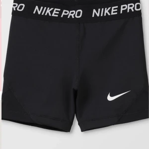 Snygga och populära Nike pro shorts✨ - Dessa är i barnstorlek L, men skulle säga att d passar XS-S i vuxen storlek då jag som är en S kan ha de. Aldrig använda, har lappen kvar. Säljer då jag redan har två par svarta! [lånad bild]