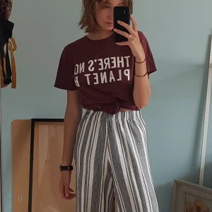 T-shirt  - så trendig t-shirt med texten "there's no planet B"🥰🐞 sitter lite oversized på mig som brukar ha XS/S men passar flera storlekar beroende på hur man vill att den ska sitta! FRAKT INGÅR I PRISET 