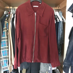 Our legacy drip shirt - Skjortan är helt gjord i 100% cupro. Perfekt jacka för sommaren. Skjortan har ett litet slitage på insidan vid deagkjedjan, påverkar inte.